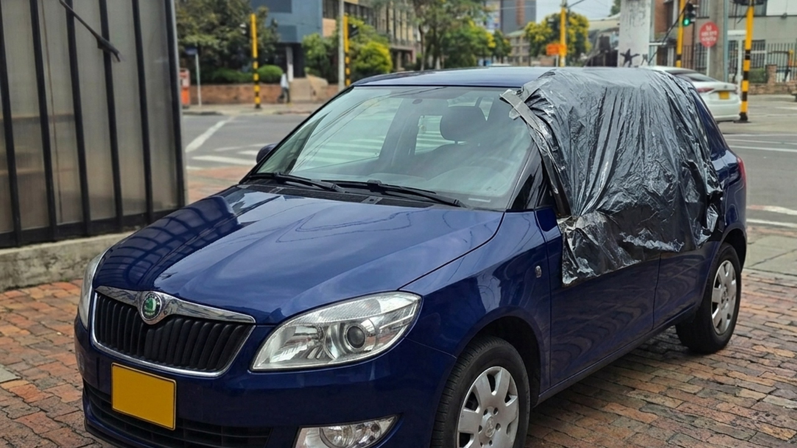 Vehículo con vidrio lateral protegido en Bogotá
