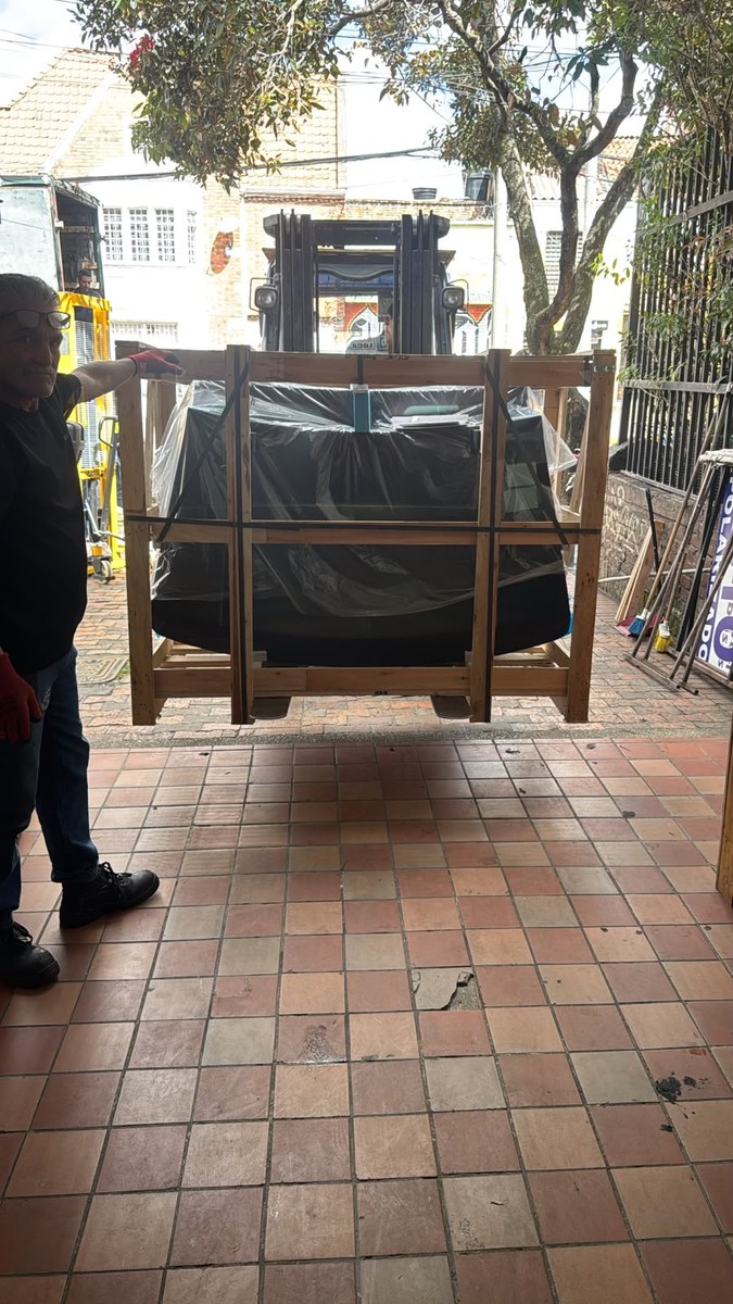 Despacho de vidrios automotrices para clientes en Bogotá